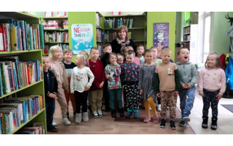 Grupa "Owieczek" z bibliotekarką