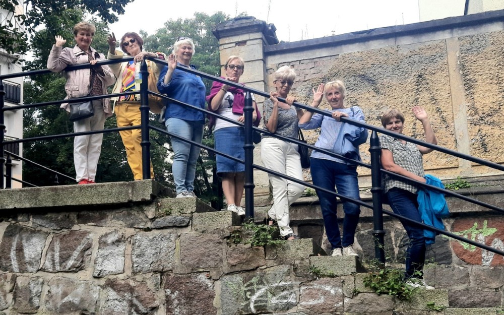 COOLturalne 6 pozują stojąc na przedwojennych schodach, tuż obok budynku Policji Miejskiej, gdzie w odległej przeszłości mieściły się biura nowo utworzonej rejencji