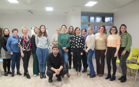 Mateusz Świstak z uczestniczkami warsztatów "Zmysłowe poznawanie baśni"