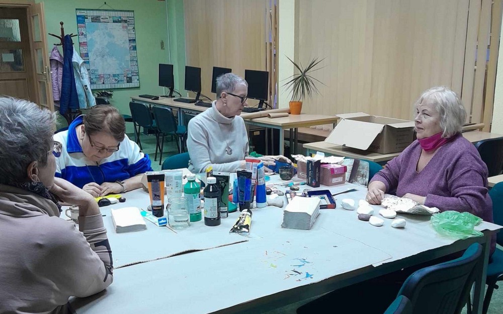 na zdjęciu malowanie kamieni