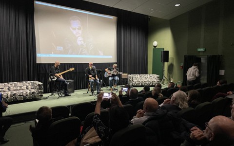 Ten Dollars podczas koncertu.