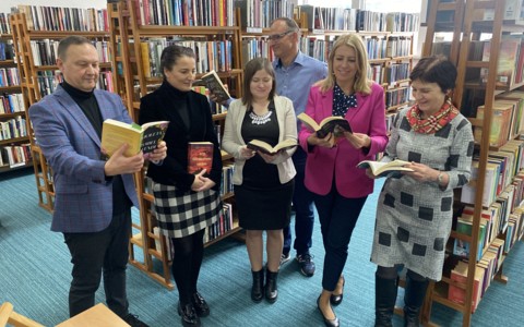 Dyrekcja i pracownicy KBP w odświeżonych wnętrzach Filii 12