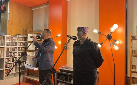 Dyrektor Dariusz Pawlikowski i Barbara Wysmyk podczas otwarcia wystawy.