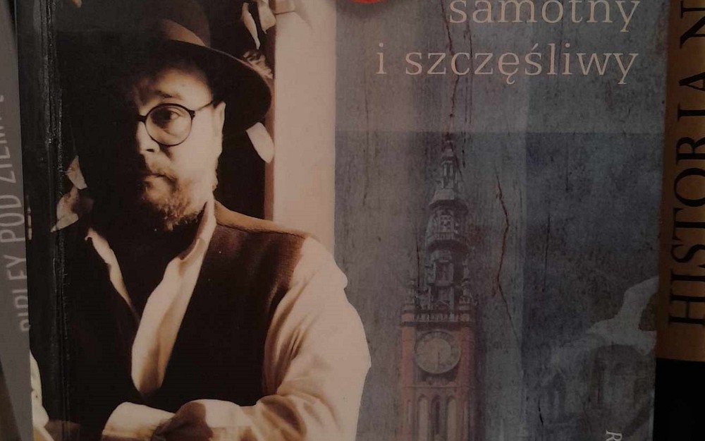 na zdjęciu książka