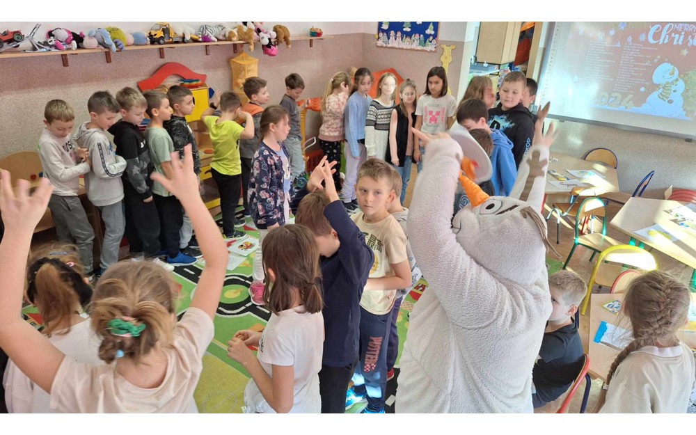 bibliotekarka w stroju bałwana w trakcie zabawy z dziećmi