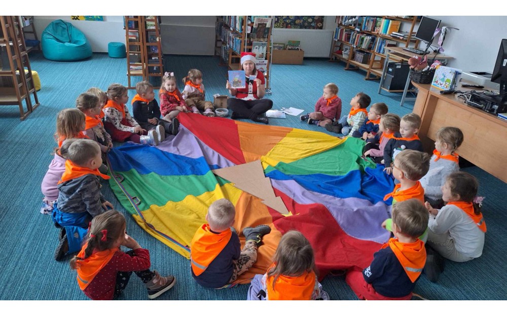 bibliotekarka opowiada dzieciom o pakiecie mala książka wielki człowiek