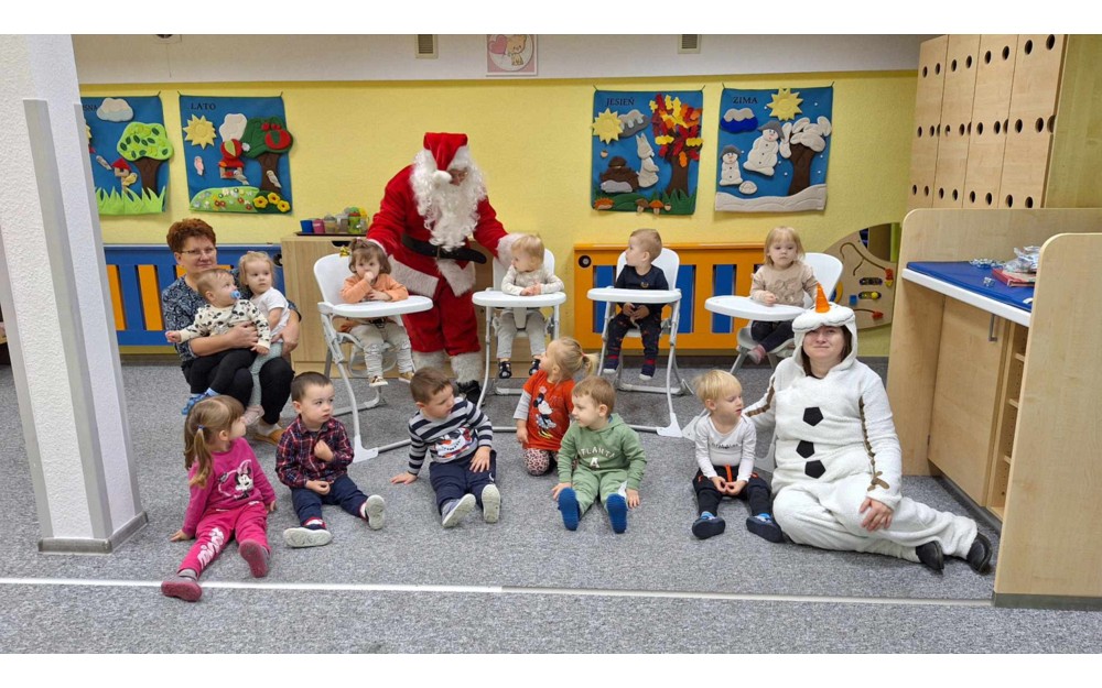 bałwan z Mikołajem w żłobku Filo