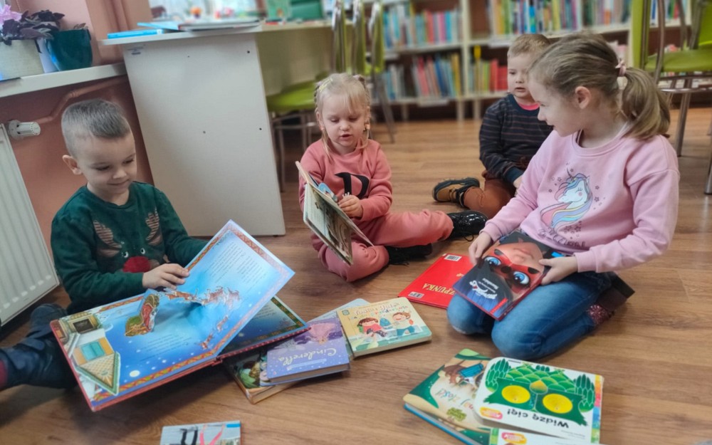 Przedszkolaki z "Kangurka" oglądają książeczki