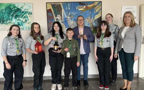 Harcerki i harcerze ZHP z Koszalina na wspólnym zdjęciu z dyrektorem KBP, Dariuszem Pawlikowskim (w środku kadru) oraz z z-cą dyrektora KBP, Beatą Sawą-Jovanoską (na końcu, po prawej stronie).