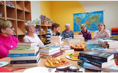 Na zdjęciu uczestniczki spotkania COOLturalnych 6 recenzują przeczytane książki