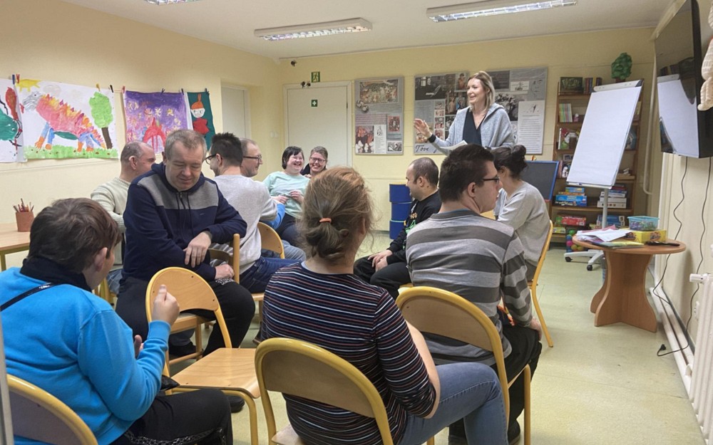 Bibliotekarka opowiada ciekaostki o pizzy uczestnikom spotkania