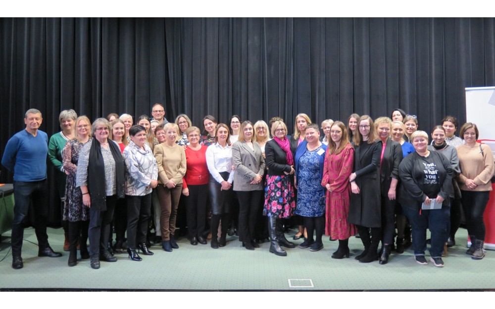 Zdjęcie grupowe uczestników konferencji