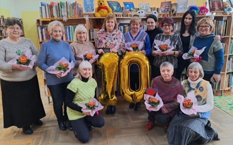 Wspólna fotografia uczestniczek klubu Robótkowo przy Filii nr 4 Koszalińskiej Biblioteki Publicznej
