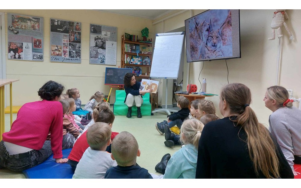 Bibliotekarka czyta książkę dzieciom