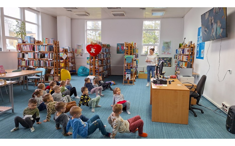 dzieci oglądają film edukacyjny o szympansach