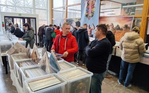 Uczestnicy giełdy płytowej.