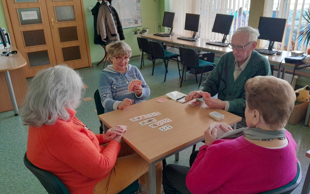 Seniorzy grają w brydża
