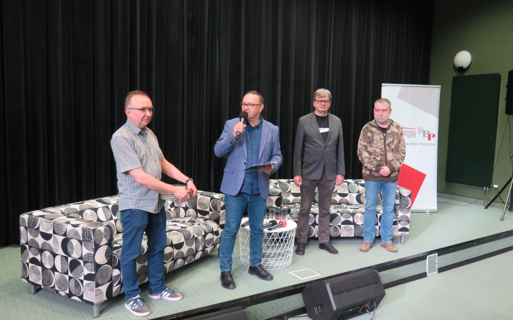 Prowadzący spotkanie —  Krzysztof Kalisiak, dyrektor KBP Dariusz Pawlikowski, autorzy — Tomasz Musiał oraz Piotr Żmudzki na spotkaniu autorskim.