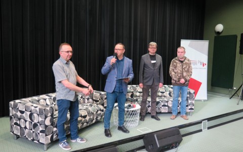 Prowadzący spotkanie —  Krzysztof Kalisiak, dyrektor KBP Dariusz Pawlikowski, autorzy — Tomasz Musiał oraz Piotr Żmudzki na spotkaniu autorskim.