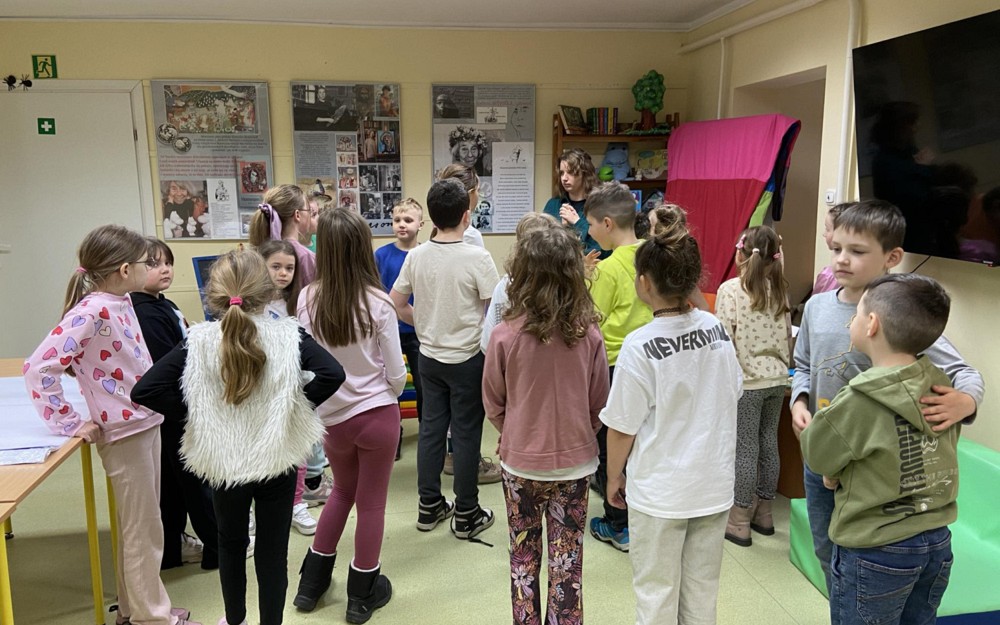 Bibliotekarka wyjaśnia dzieciom plan zajęć