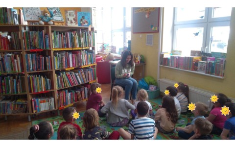 Bibliotekarka i dzieci rozmawiają o wiośnie