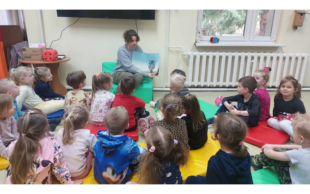 Bibliotekarka czyta dzieciom książkę