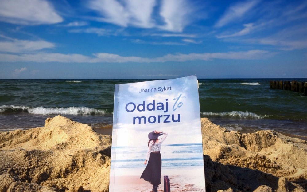 na zdjęciu książka