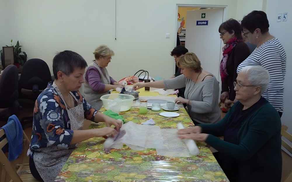 PORANEK Z KSIĄŻKĄ I ROBÓTKĄ