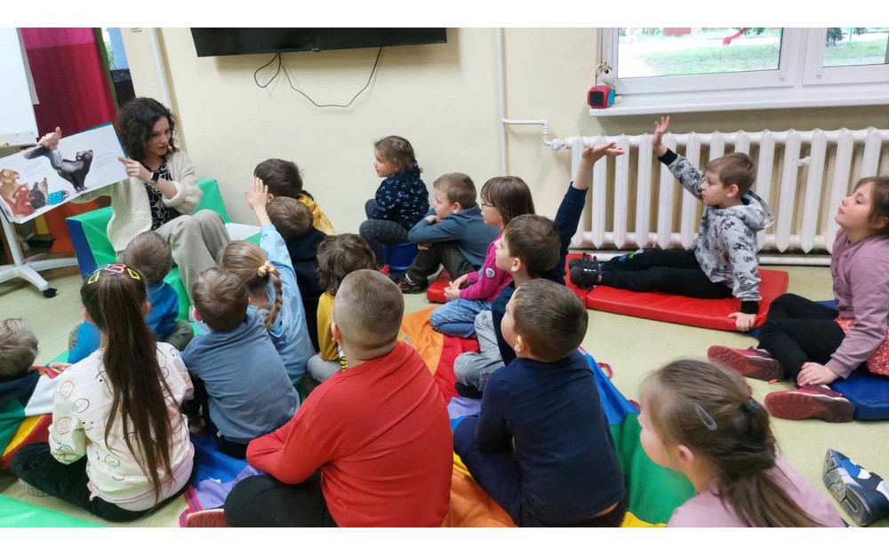 Bibliotekarka czyta książkę dzieciom