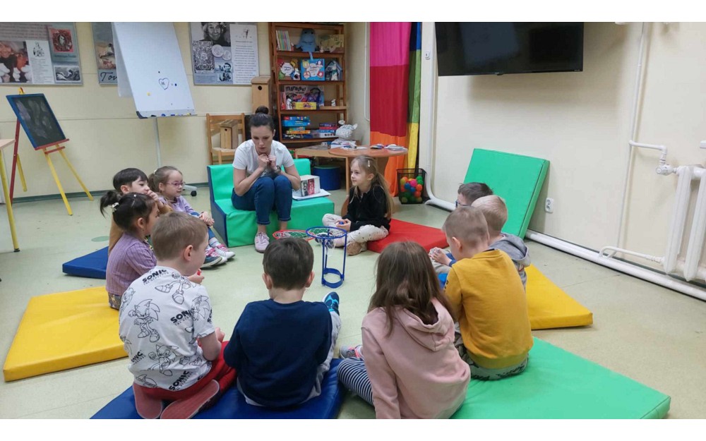 Dzieci rozmawiają z bibliotekarką o pierwszych oznakach wiosny
