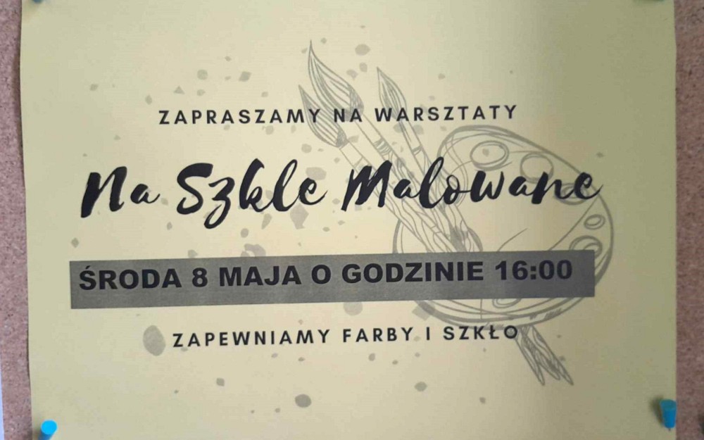 na zdjęciu plakat