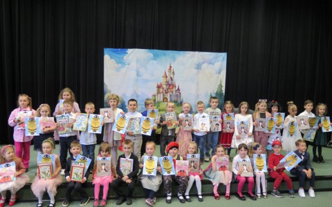 Grupowe zdjęcie uczestników Powiatowego przeglądu dla przedszkolaków "Marcinki"