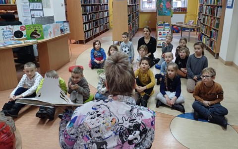 Na zdjęciu Gosia czyta przedszkolakom książkę o Kolorowym Potworze