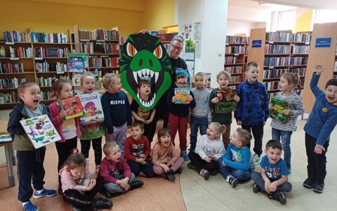 Na zdjęciu Gosia pozuje z grupą Motylków