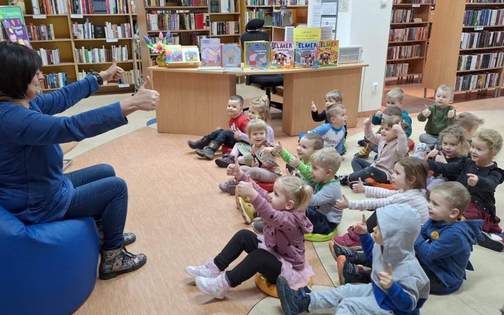 Na zdjęciu Wiola wita dzieci z grupy Biedronek na spotkaniu ze Świnką Malinką i Słoniem Leonem