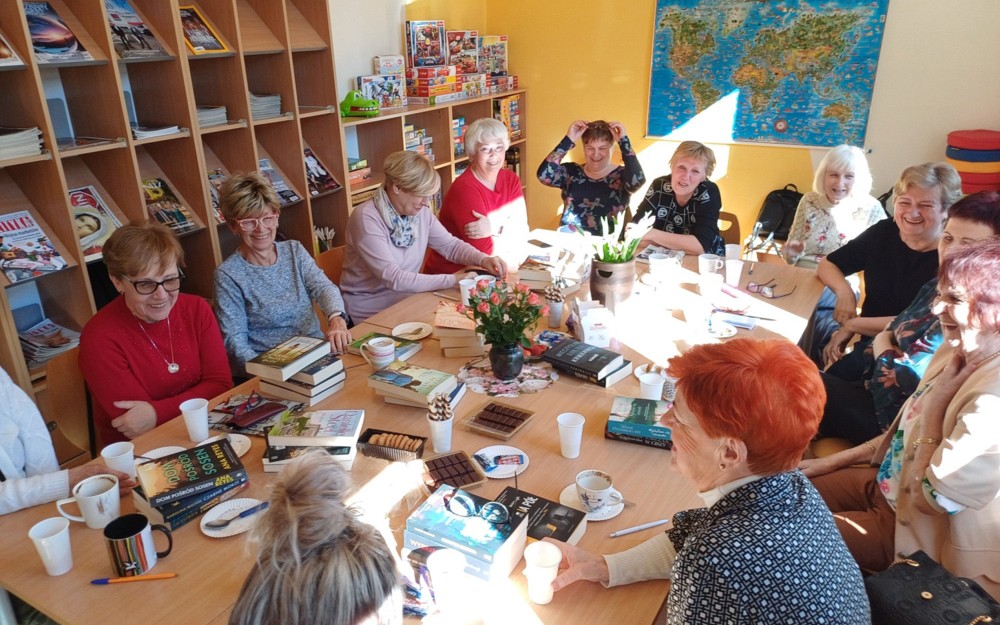 Na zdjęciu uczestniczki spotkania COOLturalnych 6 rozmawiają o przeczytanych książkach
