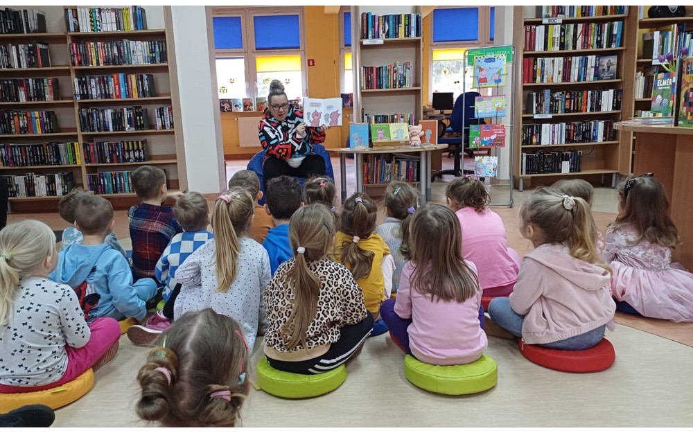Na zdjęciu Gosia czyta przedszkolakom książkę o Śwince Malince i Słoniu Leonie