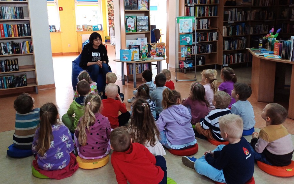 SMERFY z Przedszkola JAŚ I MAŁGOSIA na spotkaniu GDZIE MIESZKA KSIĄŻECZKA