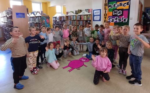 Dzieci z grupy przedszkolnej AKWARELKI pozują do zdjęcia ze Świnką Malinką