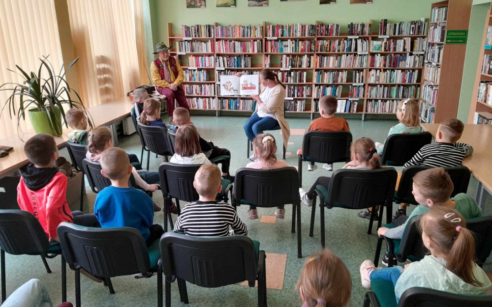 CZYTANIE BAJKI DZIECIOM