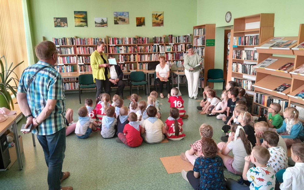 dzieci słuchają