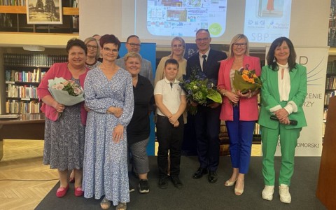 Laureaci w towarzystwie przyjaciół, rodziny oraz przedstawicieli Książnicy Pomorskiej i Urzędu Marszałkowskiego w Szczecinie.