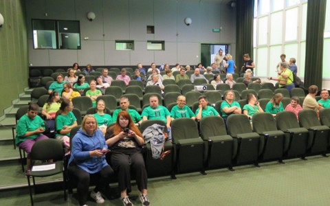 Uczestnicy seansu i happeningu "Zazieleń się z Godnością"