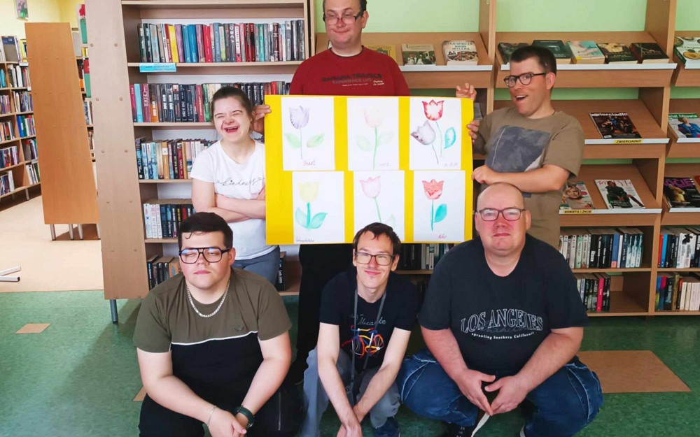 Zdjęcie uczestników WTZ-1 z pracą plastyczną