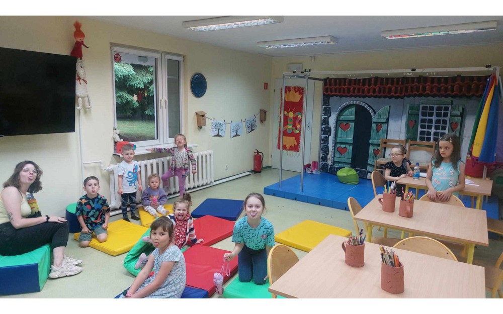 Bibliotekarka czyta dzieciom książkę