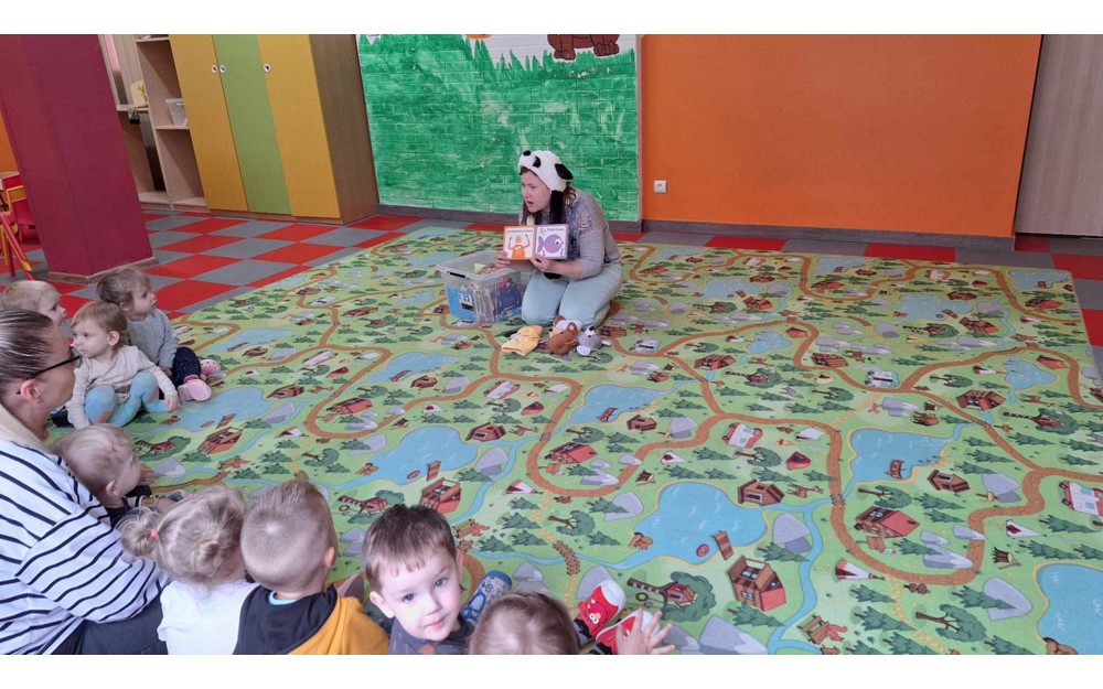 bibliotekarka czyta opowiadanie dzeciom