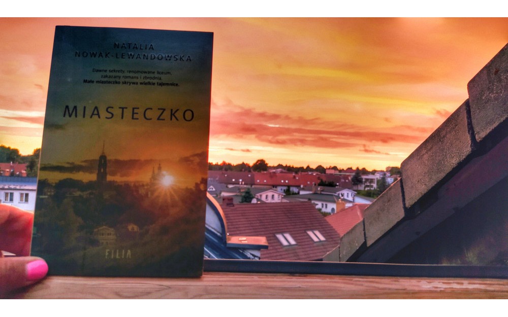 NA ZDJĘCIU KSIĄŻKA