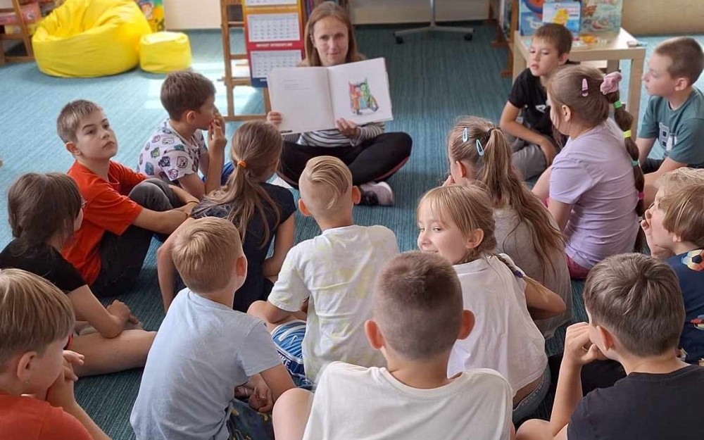 bibliotekarka czyta opowiadanie dzeciom