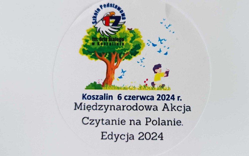 na zdjęciu plakat