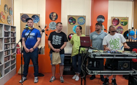 Organizatorzy wystawy na scenie Mediateki KBP